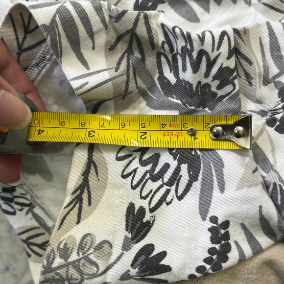 Old Navy Pixie Shorts Women’s Size 8 - Picture 3 of 4